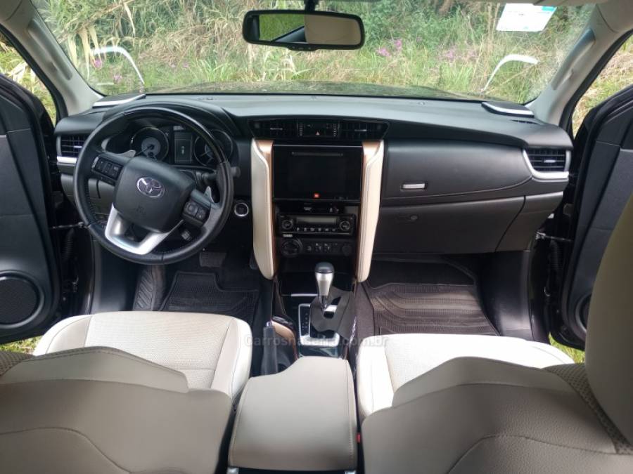 TOYOTA - HILUX SW4 - 2018/2019 - Marrom - R$ 270.000,00