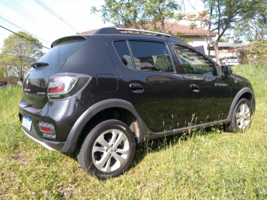 RENAULT - SANDERO - 2015/2016 - Preta - R$ 47.500,00