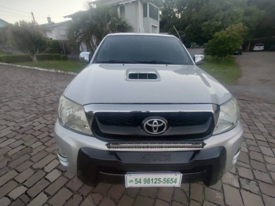 TOYOTA - HILUX - 2011/2011 - Prata - R$ 120.000,00