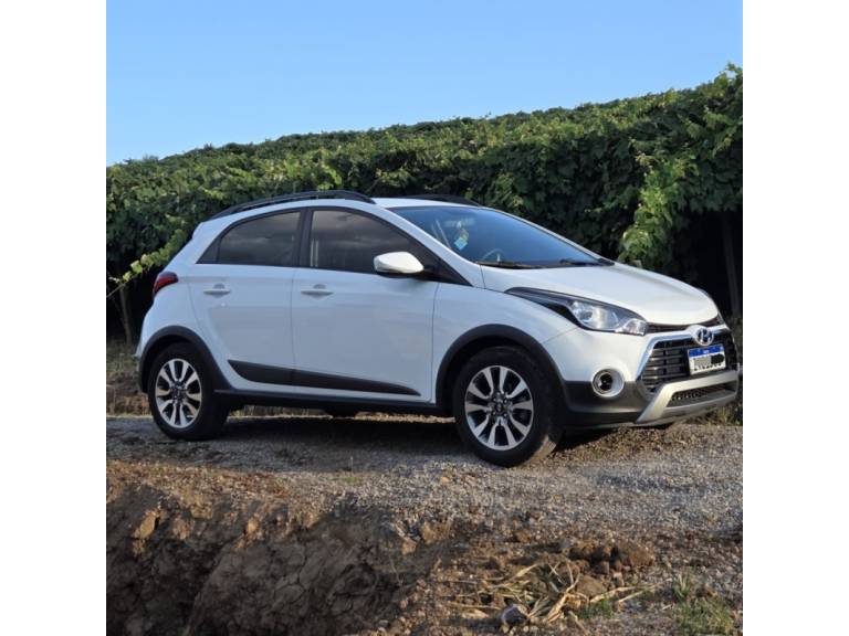 HYUNDAI - HB20X - 2016/2017 - Branca - R$ 64.000,00