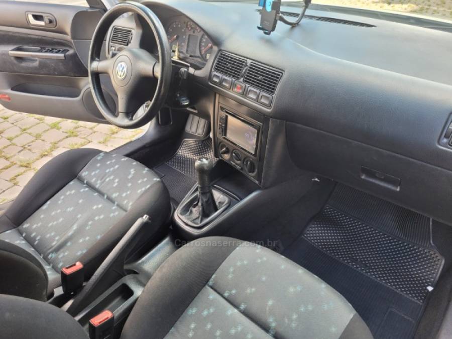 VOLKSWAGEN - GOLF - 2003/2003 - Prata - R$ 30.000,00