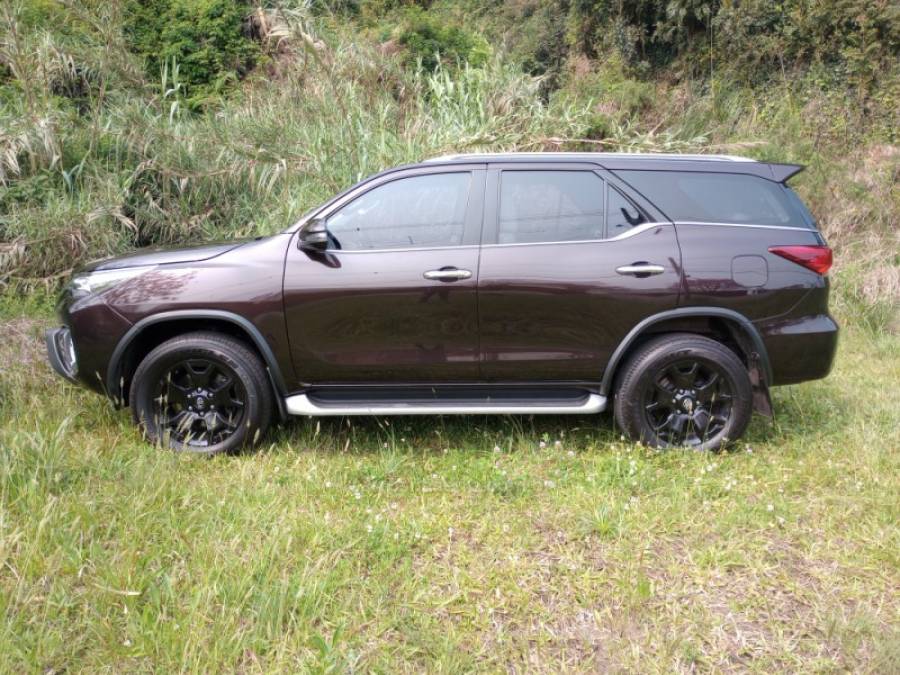 TOYOTA - HILUX SW4 - 2018/2019 - Marrom - R$ 270.000,00