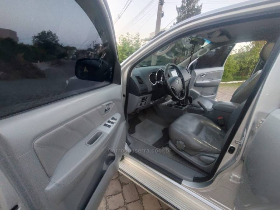TOYOTA - HILUX - 2011/2011 - Prata - R$ 120.000,00