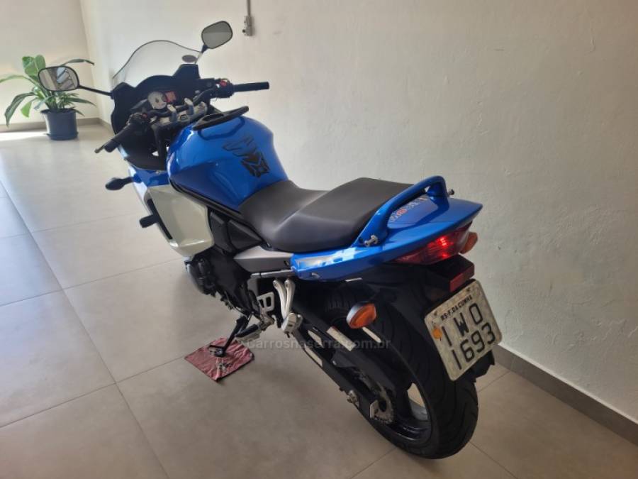SUZUKI - GSX - 2015/2016 - Azul - R$ 35.000,00