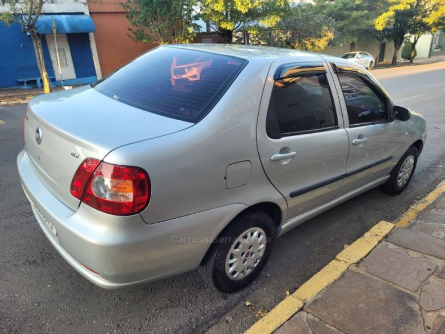 FIAT - SIENA - 2004/2005 - Prata - R$ 25.000,00