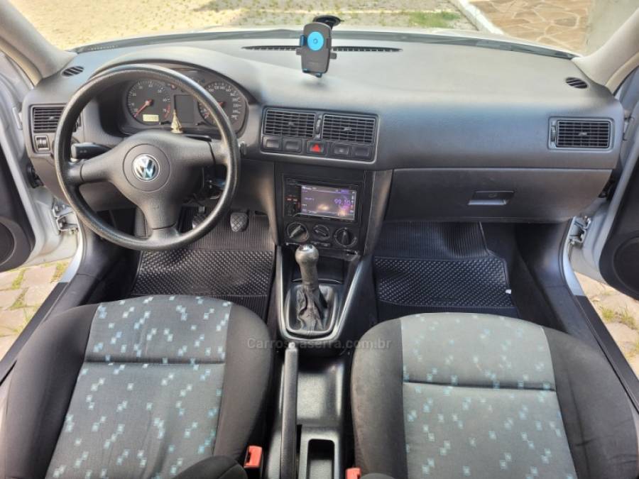 VOLKSWAGEN - GOLF - 2003/2003 - Prata - R$ 30.000,00