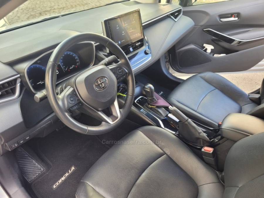 TOYOTA - COROLLA - 2023/2024 - Prata - R$ 137.000,00