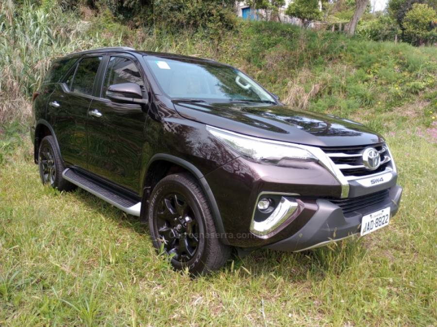 TOYOTA - HILUX SW4 - 2018/2019 - Marrom - R$ 270.000,00