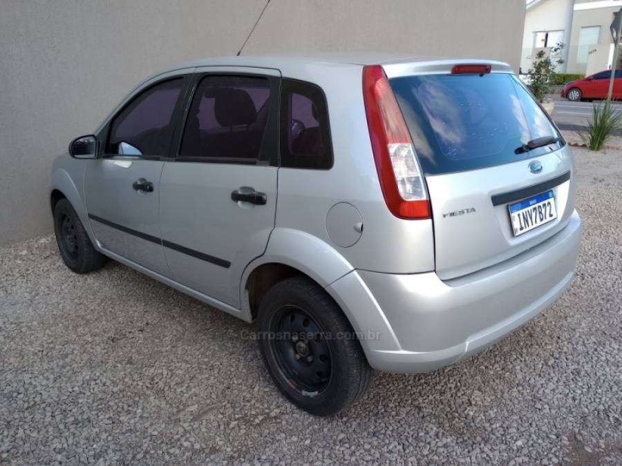 FORD - FIESTA - 2007/2008 - Prata - R$ 19.500,00