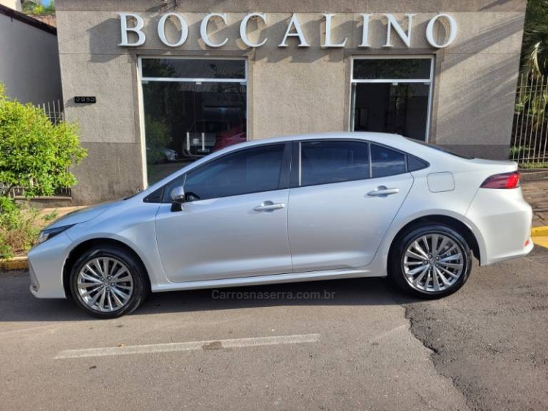 TOYOTA - COROLLA - 2023/2024 - Prata - R$ 137.000,00