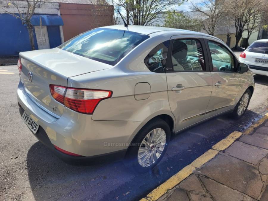 FIAT - GRAND SIENA - 2014/2015 - Prata - R$ 45.000,00