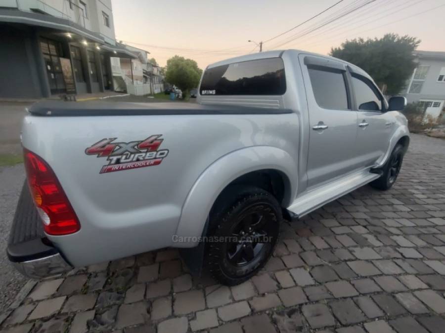 TOYOTA - HILUX - 2011/2011 - Prata - R$ 120.000,00